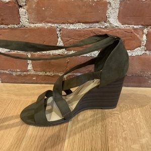 Olive Shoe Sazzle Wood Wedges 3” NWOT Size 11